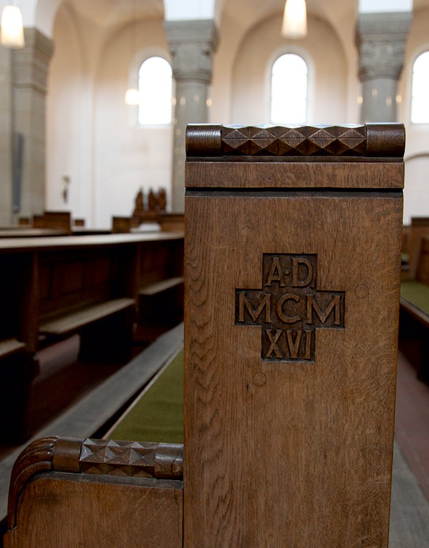 Kirchenbank aus der Werkstatt Böll und Polls mit der (römischen) Jahreszahl 1916. (c) SilviaBins