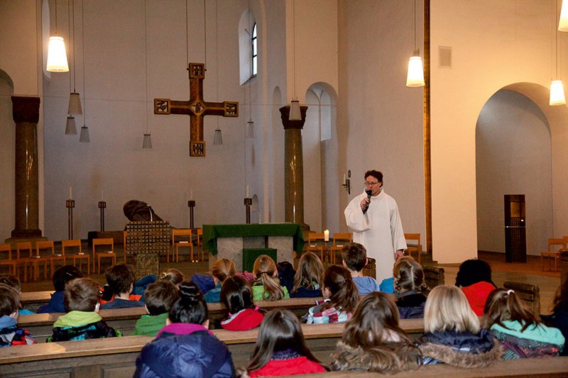 Konzentrierte Kinder beim Schulgottesdienst mit Benedikt Kremp in St.Maternus (c) SilviaBins