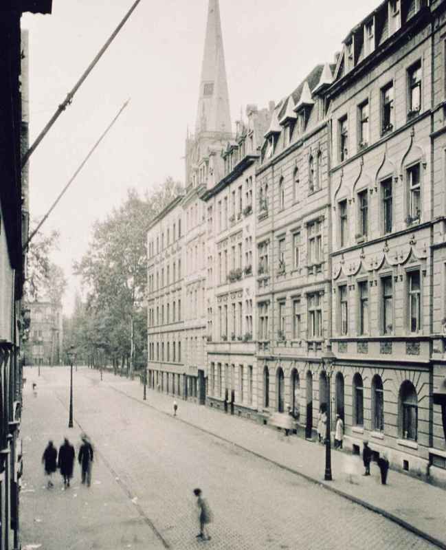 062 (c) Ansicht der Vondelstraße mit dem Turm der Pauluskirche, 1930  ©privat