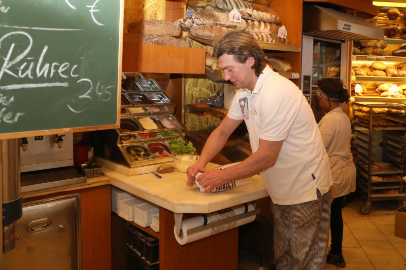 'Mit Kindern backen ist am schönsten', sagt Reiner Hütten. (c) SilviaBins