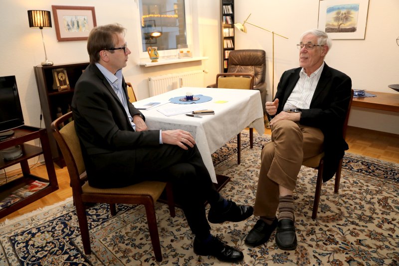 Christoph Schmitz im Gespräch mit Pfarrer Josef Embgenbroich (c) SilviaBins