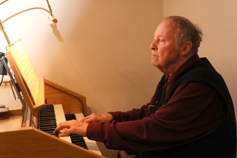 Richard D. begleitet regelmäßig an der Orgel die Gottesdienste in der Krankenhauskirche. (c) SilviaBins