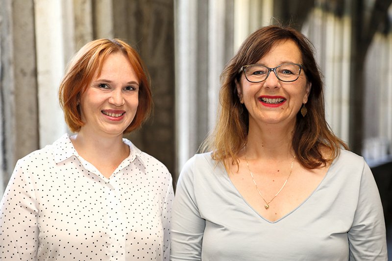 Mona Wilsmann und Stefanie Manderscheid unterstützen seit  dem 1. Juni 2017 als hauptamtliche Kräfte das Team der ehrenamtlichen Mitarbeiterinnen und Mitarbeiter im Besucherservice der Severinskirche. (c) SilviaBins