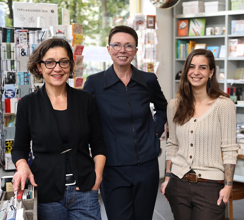 Friederike Dobisch mit Kolleginnen in 'Der andere Buchladen' (c) SilviaBins