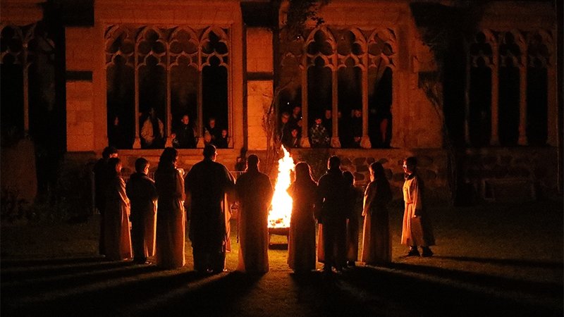 Osternachtfeuer im Kreuzgang von St. Severin (c) SilviaBins