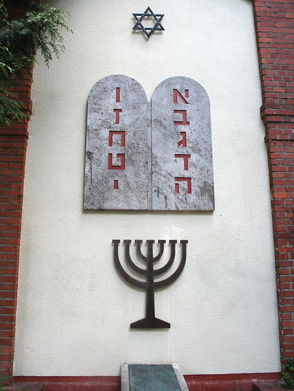 Mosaische Gesetzestafeln an der Erinnerungsstätte der Brühler Synagoge (c) Bernhard Riedl