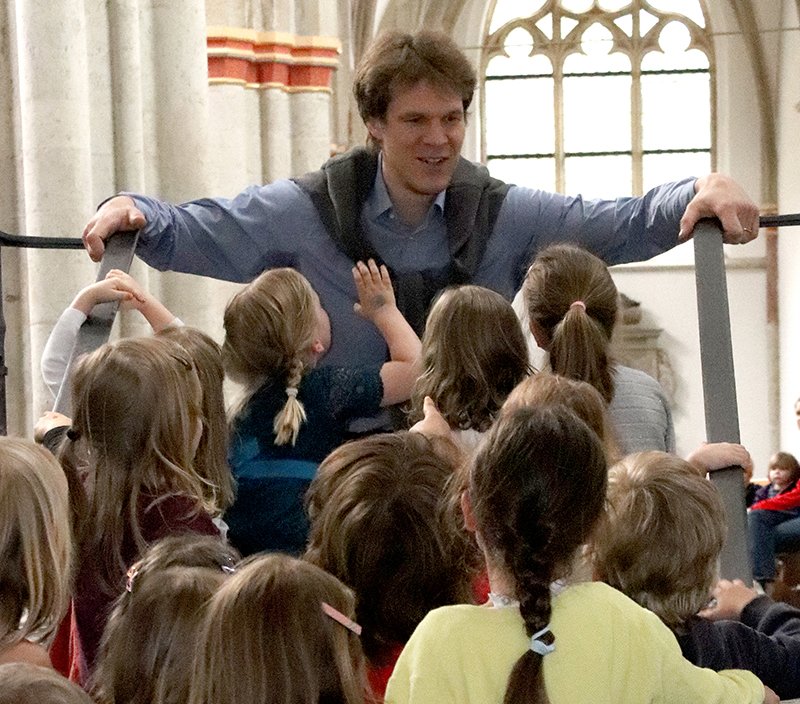 Ralf Rhiel in seinem Element, umringt vom Känguruchor (c) SilviaBins