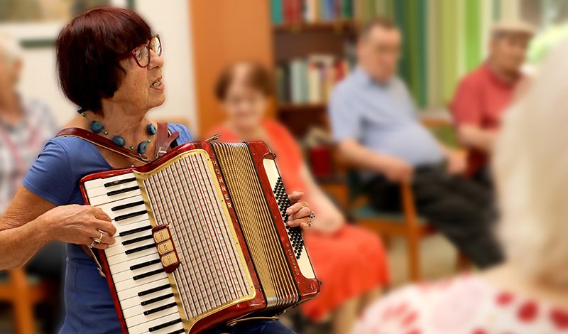 Im Seniorenzentrum wird der Singkreis mit dem Akkordeon begleitet . (c) SilviaBins