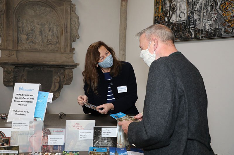 Stefanie Manderscheid gibt Besucherinnen und Besuchern der Kirche gern Auskunft. (c) SilviaBins